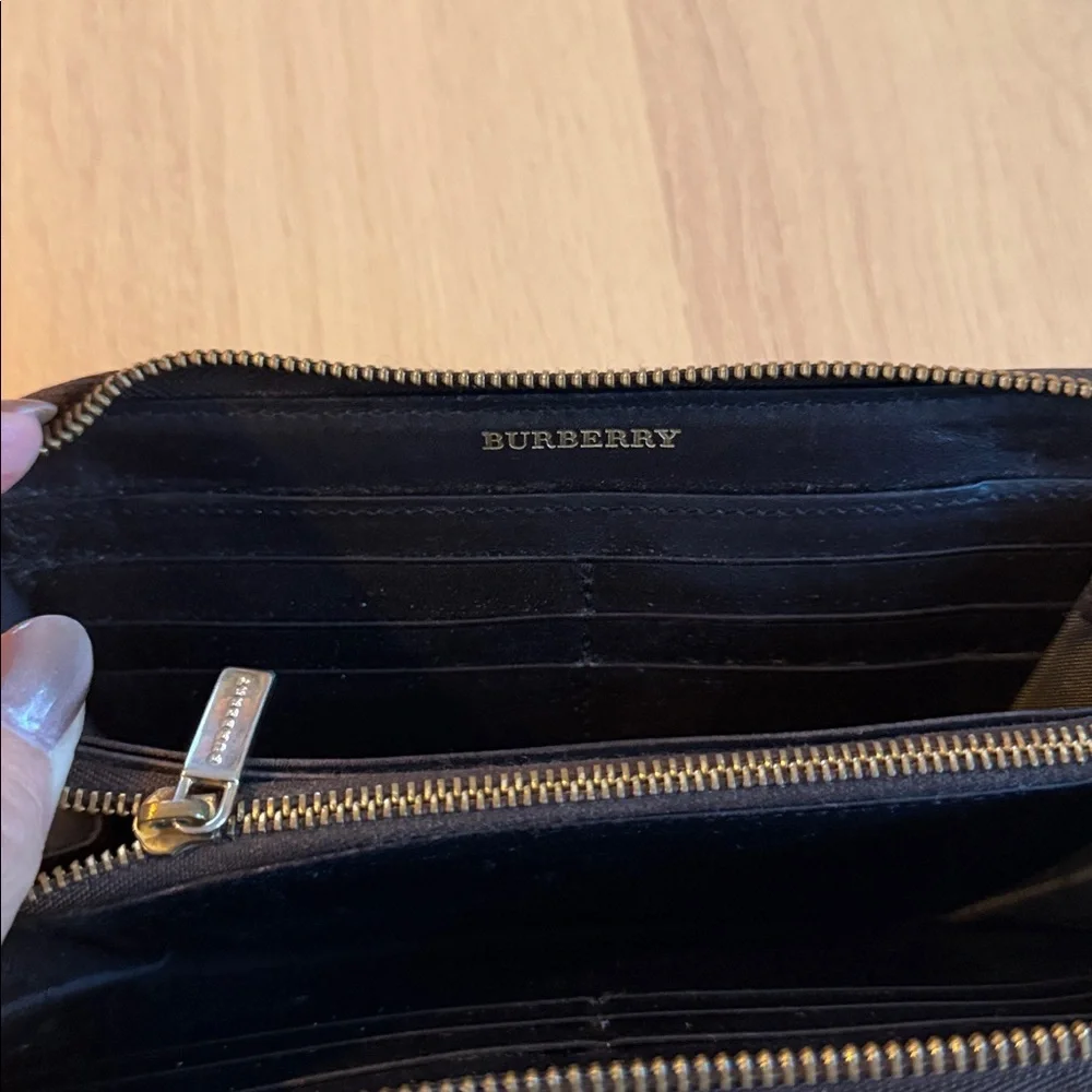 Burberry Novacheck Zip Wallet - Picture 7 of 10